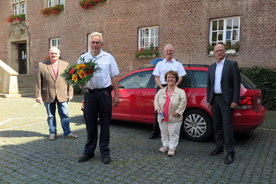 Jörg Heimann (vorne) feierte jetzt sein 40-jährigen Dienstjubiläum. Es gratulierten Bürgermeister Peter Hinze, Fachbereichsleiterin Karin Schlitt, Feuerwehrchef Martin Bettray und Personalrat Ingo Niehuis. (v.r.n.l.).