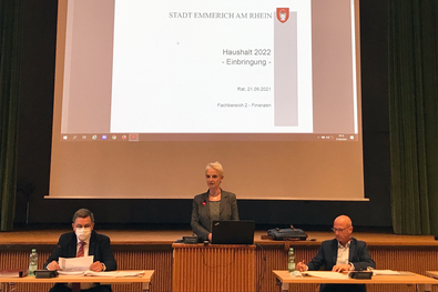 Kämmerin Ulrike Büker stellt in der Aula der Gesamtschule den Entwurf für den Haushaltsplan 2022 vor.