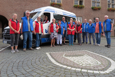 Die ehrenamtlichen Fahrerinnen und Fahrer des Emmericher Bürgerbusvereins vor dem neuen Fahrzeug.