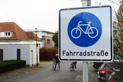 Schild Fahrradstraße an der Ecke Agnetenstraße/Wallstraße