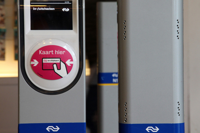 OV-Chipkaart-Säule auf einem niederländischen Bahnhof