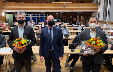 Bürgermeister Peter Hinze mit dem alten und neuen Betriebsleiter der Kommunalbetriebe: Mark Antoni (rechts) und Jochem Vervoorst (links)
