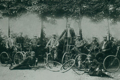 Historisches Foto mit Mitgliedern des Emmerich Weseler Radfahrvereins aus dem Jahr 1894