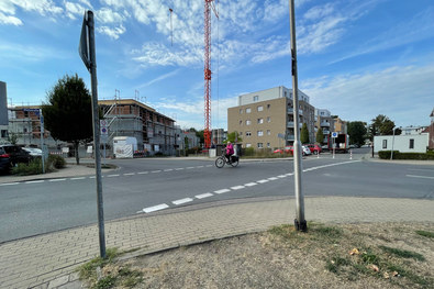 Fahrradfahrerin an der Kreuzung Pesthof/Wallstraße.