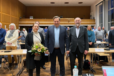 Gruppenaufnahme mit dem neuen Beigeordneten Markus Dahms (Bildmitte). Rechts von ihm der stellvertretende Bürgermeister Gerd Gertsen. Auf der linken Seite steht Dahms Ehefrau Ana.