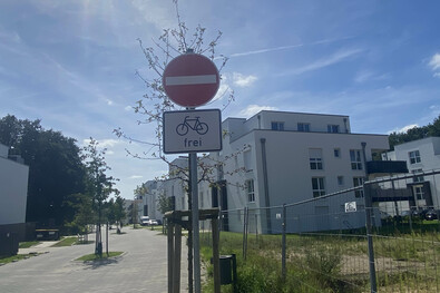 Der Durchfahrtverkehr auf der Moritz-von-Nassau-Straße soll stark eingebremst werden. Deshalb ist die Einfahrt mit dem Auto aus Richtung Ostermayerstraße ab sofort verboten.