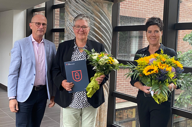 Bürgermeister Peter Hinze gemeinsam mit der neuen Gleichstellungsbeauftragten Rita Hübers und Elisabeth Meyer (v.l.)