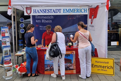Die Tourist Information Emmerich am Rhein auf dem Hansefest in Neuss