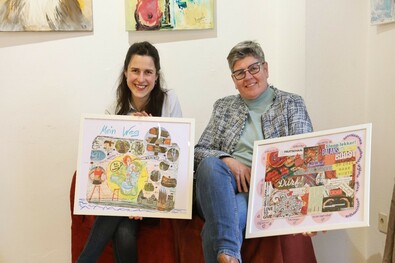 Vera Artz (Stadt Emmerich am Rhein) und Christa van Dee (Stichting Aover de gäöt) mit den Werken, die im Rahmen des Projektes entstanden sind.