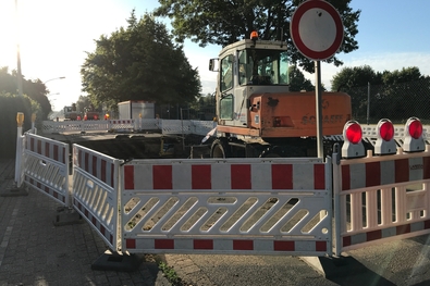 Baustelle mit Bagger in der Nierenberger Straße
