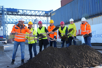 Spatenstich zur Baumaßnahme im Hafen. V.l.n.r. Michael van Veen (Eurovia), Tobias Mies ( Port Emmerich GmbH), Bürgermeister Peter Hinze, Arndt Wilms (Port Emmerich GmbH), Erik Arntzen (Aufsichtsrat EGD), Michael Mies (Geschäftsführer CRWL GmbH), Daniel Kampmann (Roxeler Ingenieurgesellschaft mbH) [Foto: Port Emmerich]