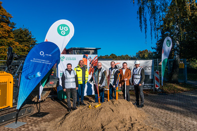 Am 11.10.2024 war es so weit: mit dem Spatenstich am Stadion in Emmerich am Rhein fiel der Startschuss für den Glasfaserausbau durch Unsere Grüne Glasfaser. Auf dem Foto zu sehen: Toptas Aydogan – Construction Quality Specialist, Mike Bieber – Bauleiter Fa. Broos, Jörg Ellerbrok – Expansion Manager, Jan-Alexander Scheideler – Head of FTTH Rollout Management (West), Johann Bruckner – Vertrieb Broos Project GmbH, Reza Alishirazi – Regional Deployment Manager (v.l.n.r.)