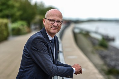 Bürgermeister Peter Hinze an der Rheinpromenade (Foto: M. van Offern)