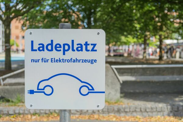 Ladeplatz für E-Fahrzeuge (Bildquelle: Pixabay)