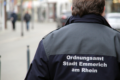 Rücken eines Mitarbeiters des Ordnungsamtes in der Steinstraße