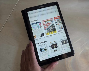 Bild eines tablets, auf dem die Pressreader App geöffnet ist