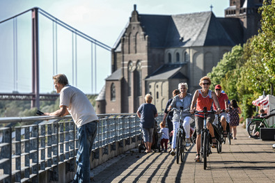 Eine Gruppe Radfahrende auf der Rheinpromenade in Emmerich (Foto: Markus van Offern)