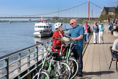 Zwei Radfahrer an der Emmericher Rheinpromenade