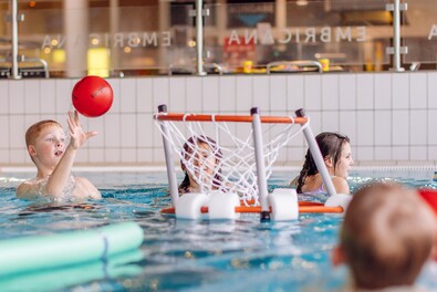 Spielende Kinder im Embricana