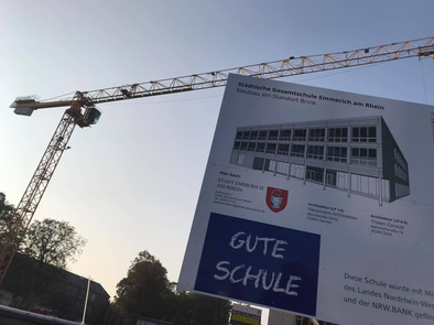 Bauschild des Neubaus am Brink. (22. September 2020)